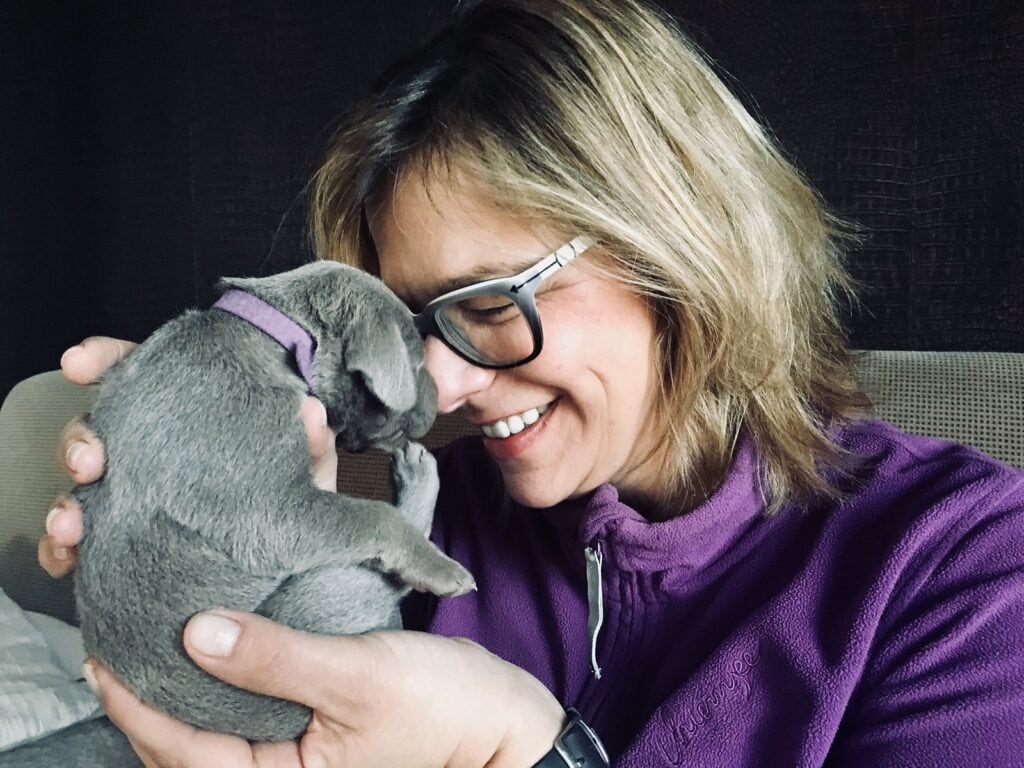 Alice Häuser hält Amina kurz nach ihrer Geburt behutsam in den Händen.