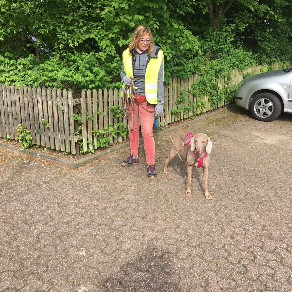 Alice Häuser steht mit Maya nach einer Mantrailing-Einheit am Wegesrand.
