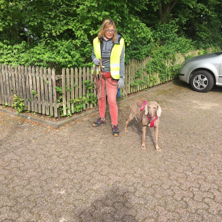 Alice Häuser steht mit Maya nach einer Mantrailing-Einheit am Wegesrand.